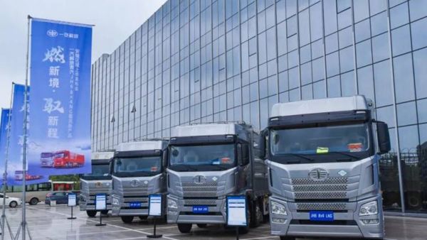 一汽解放青岛震撼发布JH6 8×4 NG载货新品，引领燃气重卡新时代