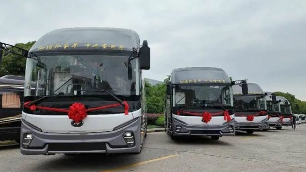 德国前总统武尔夫在张家界，竟被苏州金龙新V系客车 “圈粉”？