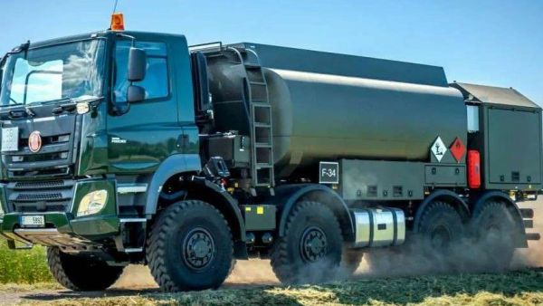 8×8超强越野底盘，能拉1.5万升燃油？太脱拉Phoenix凤凰军用油罐车实拍