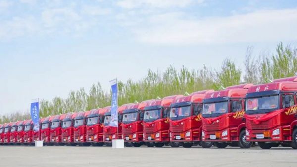 一汽解放向一汽物流批量交车!