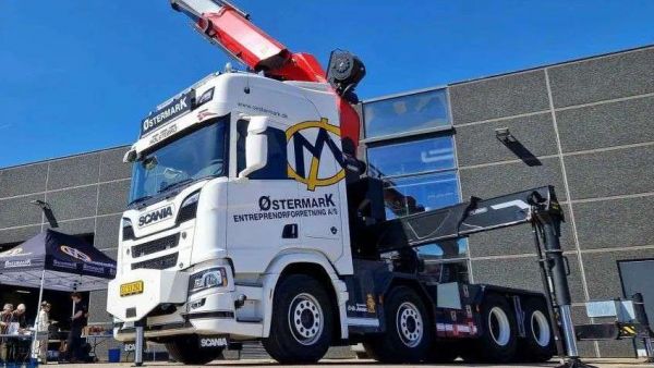 四轴底盘+随车起重机,搭载V8发动机,带你看一台强大的斯堪尼亚R 660随车吊牵引车