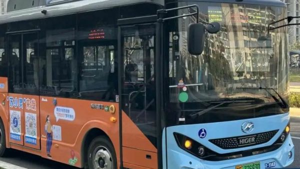 “打公交”！海格苏小灵来哉！