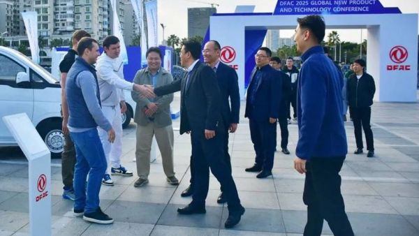 东风股份向全球经销商推介2025年新产品新技术