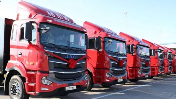 购车季丨江淮新能源重卡批量交付，助力天津客户向绿而行！