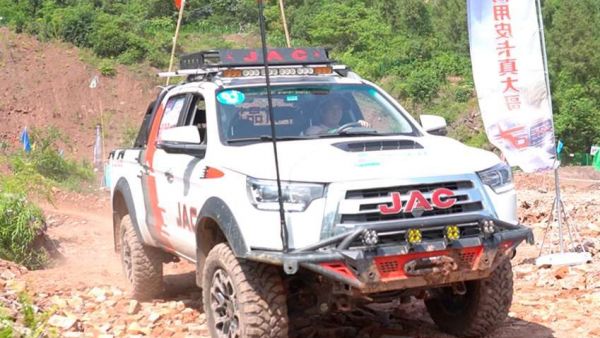 商用皮卡“野”出新高度！江淮T8劲擎版越野首秀燃爆山城