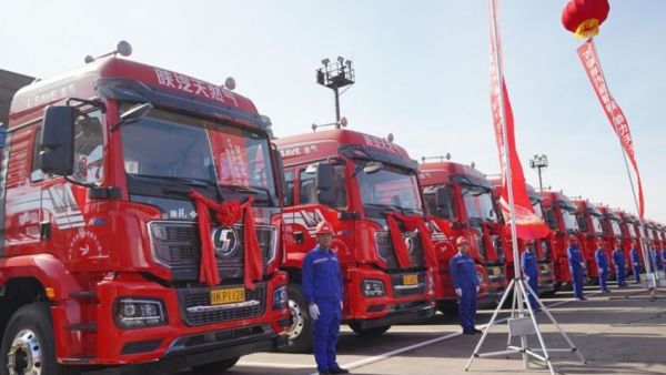 【智慧交通 绿色物流】陕汽重卡百辆天然气牵引车正式交付