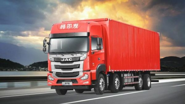 江淮格尔发8×2提升桥载货车:零担百货运输的卓越之选