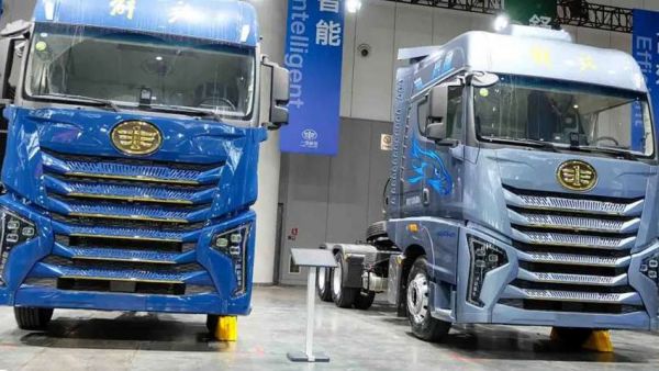 这是驾乘最舒适的燃气卡车？6㎡超大驾驶室！更有660匹高效动力，解放鹰航智尊L版牵引车实拍