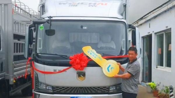 潍柴蓝擎X7燃油车首车交付！实力承载信赖，解锁高端物流新选择！