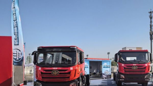 解放鹰途高端消防车亮相第二十一届中国国际消防展