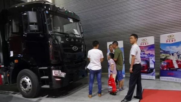 针对快递市场 华菱发布新款9.6米4×2厢式载货车