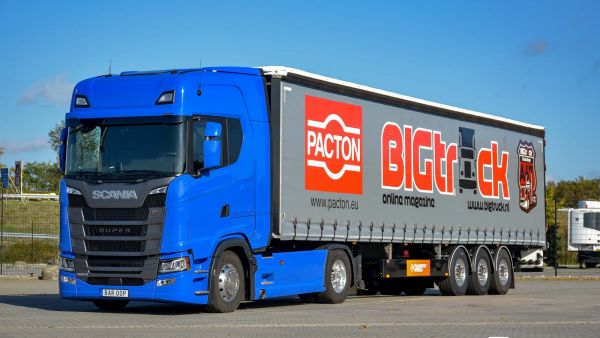 双大屏智慧座舱加持，Super动力链油耗超低，最新款斯堪尼亚500S牵引车来袭，实力几何？