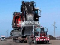 太震撼了 这些卡车竟然能拉大轮船、火车车厢