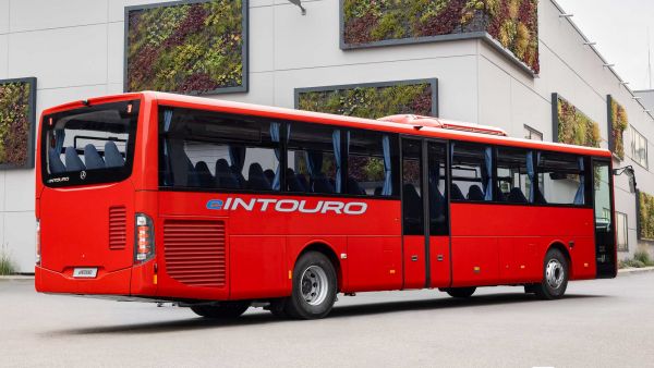 eActros 600同源技术,续航高达500公里,奔驰eIntouro纯电城际客车来袭,实力几何?