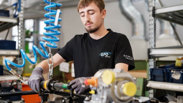 eActros 600电动重卡交付在即,奔驰柴油卡车工厂如何转型新能源?这篇文章带您看