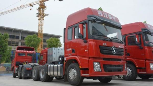为何最近这么火？实拍陕汽德龙X3000危化品牵引车