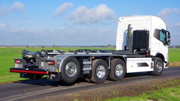 爆改后桥转向,零排放城市工作专属,沃尔沃FM Electric纯电动随车吊+拉臂钩实拍