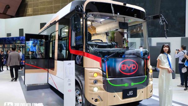 2025日本移动出行展｜城市客车爆改移动办公室！比亚迪J6 Living Car“生活房车”亮相