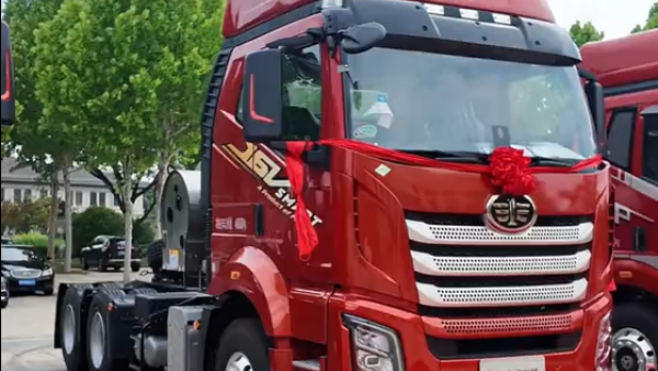 解放又出新款卡车，红白脸的J6V smart 燃气牵引车实拍 今天带大家看一款新车，来自解放的J6V Smart燃气牵引车