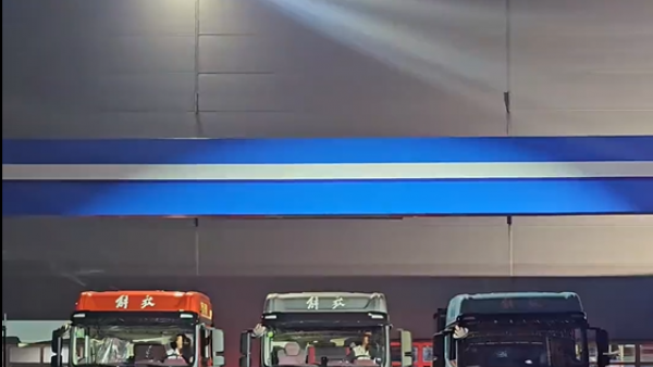 解放又上市新款卡车了…… 燃油车型最轻7吨多，燃气最轻8吨出头，解放全新重卡鹰驰正式上市