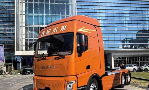 光梭未来卡车，你听说过吗？其最新推出的来福1.0纯电牵引车实拍