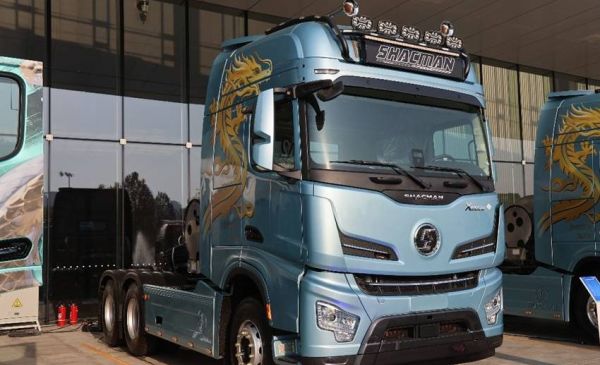 陕汽德龙X6000也有复合版了，还是720马力燃气车型，外观也配更好看的改装件了！