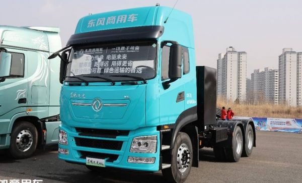 600度大电量，693匹大马力，专为资源类运输打造的东风天龙KL纯电牵引车实拍