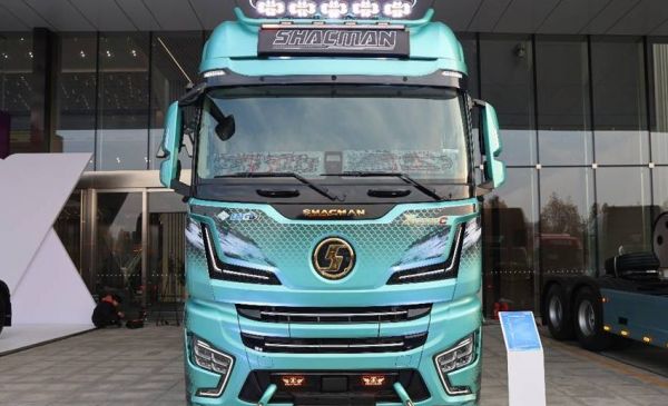 高端再进一步，全新德龙X6000来袭，实拍超凡旗舰牵引车带你看看都升级改进了啥！