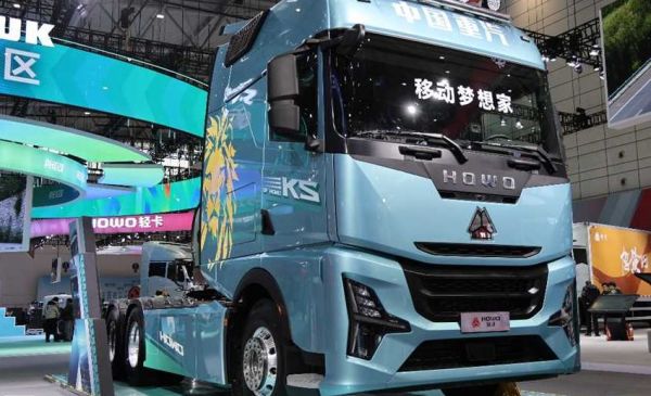 国产高端旗舰卡车的全新力作，重汽豪沃KS来袭，实拍带你看它强在哪里