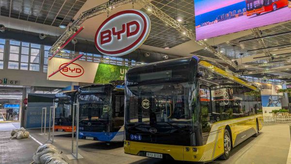全球首创全域千伏架构、CTC电池车身一体化技术，比亚迪12米纯电动大巴底盘闪耀亮相Busworld展会！