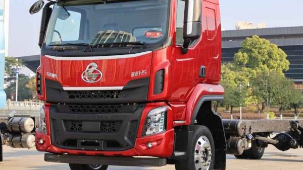 280马力发动机油耗低至15升，货厢可做到9米8，乘龙H5大单桥载货车实拍