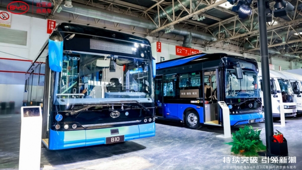 搭载刀片电池,带你看比亚迪最新亮相的B87电动公交!