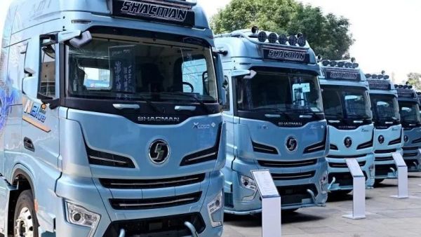 陕汽重卡X6000旗舰版16NG 720 马力荣耀上市