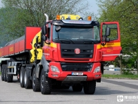 性能比肩军用牵引车，还带随车起重机，实拍太脱拉凤凰8x8随车吊牵引车