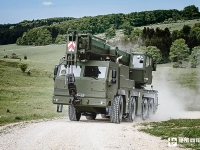 8x6驱动,全轮转向+液气悬挂+装甲驾驶室,利勃海尔G-LTM军用起重机真强悍