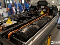 危险性极高！走进奔驰卡车服务站，带你看eActros电动卡车的维保过程