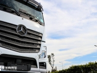 今天拍了一辆奔驰牵引车,新车连反光镜都没有了?