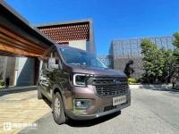 内外兼修配置豪华，福特全顺T8货运版实拍，新一代轻客都进化了啥？