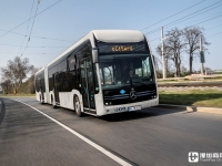 用氢燃料电池做增程器！奔驰eCitaro Fuel Cell增程电动城市客车实拍