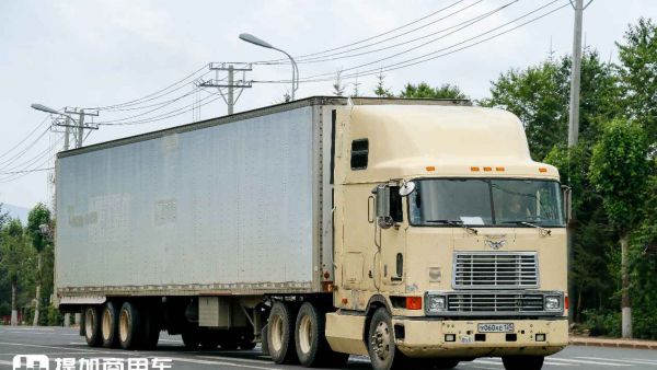 真羡慕俄罗斯卡车市场的包容性，30年车龄的卡车还能跑在路上，绥芬河口岸实拍俄罗斯卡车（五）