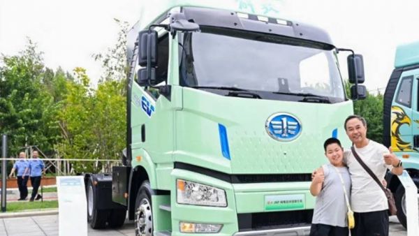 “同心领航 共拼未来” 一汽解放2025年家属开放日温情绽放