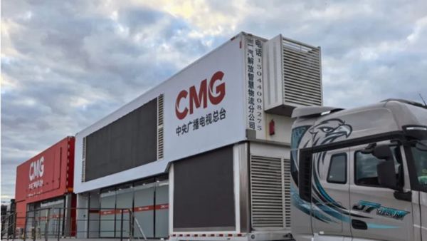 看！天上飞机，地上J7！