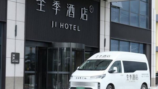 兄弟创业开酒店:选聚星EV当接驳车,客人从机场出来就说“这趟值了”