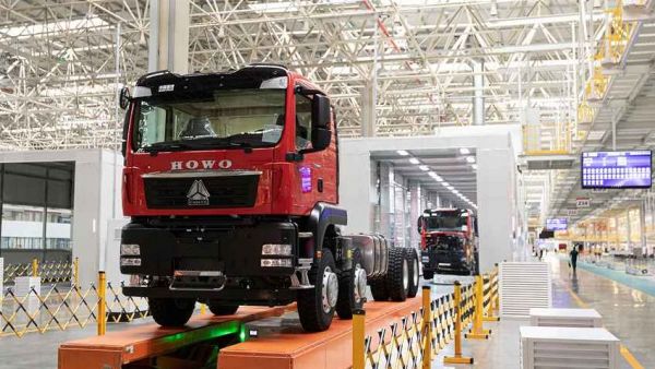 中国重汽智能工厂：“新劳模”领航，智造引擎全速驱动！