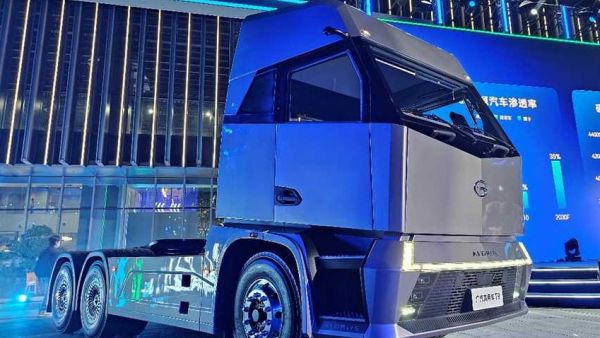 广汽进军商用车的首款产品，惊艳外观超低自重，广汽商用车T9实拍