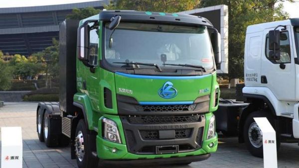 每年电费省出5万元!乘龙H5换电牵引车多拉好省更赚钱