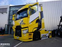 副驾都被拆除,被改装成“单人生活舱”的雷诺T卡车,惊艳亮相NUFAM2021