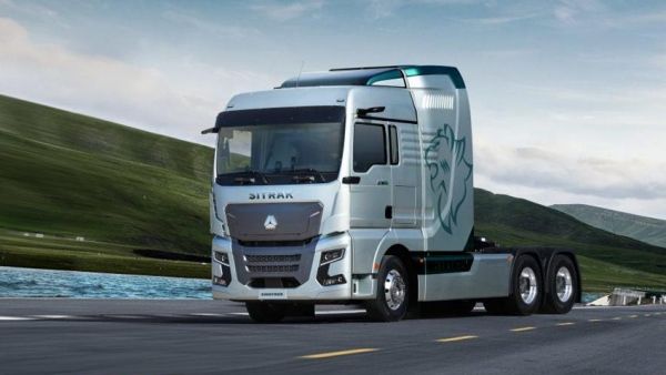 2024德国汉诺威车展焦点：中国重汽新能源汕德卡氢燃料电池牵引车震撼亮相