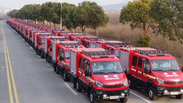 依维柯欧霸·雷霆越野四驱森林消防车成功交付！南京依维柯喜迎新年交车开门红！