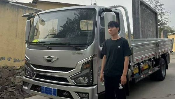 王世元的货运搭档:宽体领航大G-LNG轻卡开启高效运输新体验